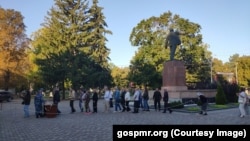 Mai multe persoane stau la coadă pentru a vota la Slobozia, în stânga Nistrului, la alegerile pentru Duma de Stat din Rusia, 20 septembrie 2026