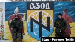 «Azov» batalyonınıñ askerleri Donetsk vilâyetiniñ Urzuf köyündeki bazada