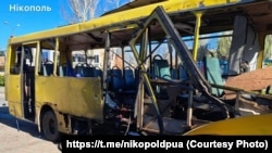 Наслідки російських атак на громадський транспорт у Нікополі