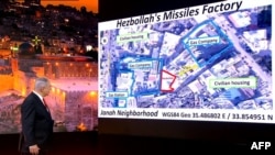 Kryeministri i Izraelit, Benjamin Netanyahu, duke treguar hartën ku ndodhen "depot sekrete" të Hezbollahut. 
