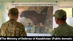 Тікұшақ құлаған Сорбұлақ су қоймасының картасын қарап тұрған әскери қызметкерлер. Алматы облысы, 30 шілде, 2025 жыл.