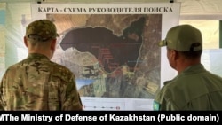 Әскери қызметкерлер іздеу жұмыстары жүріп жатқан Сорбұлақтың картасына қарап тұр. Алматы облысы, 30 шілде 2025 жыл.