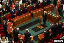 Дэпутаты аплядуюць новаабранаму прэзыдэнту Вугоршчыны Андрашу Баку пасьля складаньня ім прысягі
