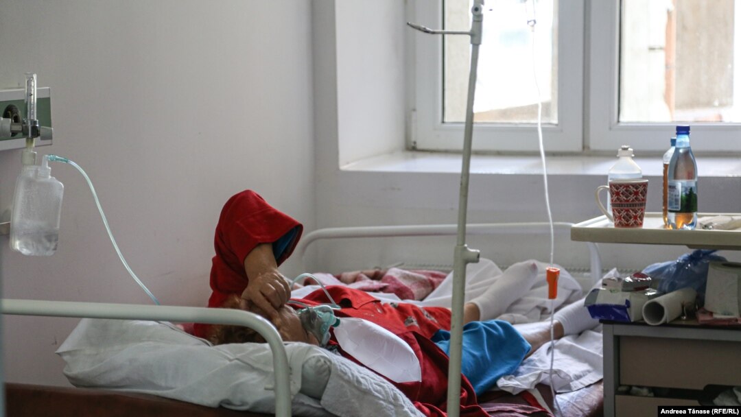 O pacientă stă întinsă pe un pat de spital. Institutul de Pneumoftiziologie Marius Nasta, București.