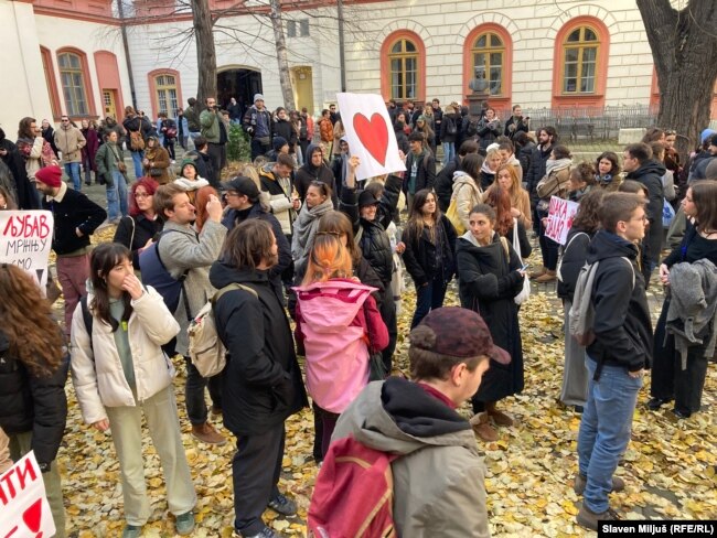 Studentët bllokojnë ndërtesën e Rektoratit të Universitetit në Beograd, 2 dhjetor 2024.