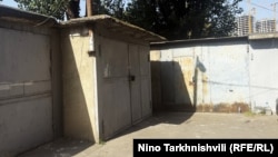 ავტოფარეხი, სადაც მეზობლებმა გარდაცვლილი დავით გოგობერიშვილი ნახეს,. ფოტო გადაღებულია 2025 წელის 8 ოქტომბერს