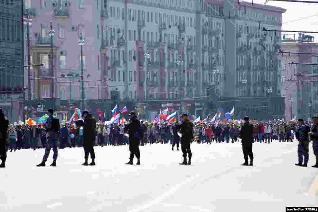 Завершение шествия профсоюзов. 100-тысячное шествие отправляют в метро