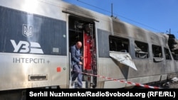 Потяг Інтерсіті, пошкоджений внаслідок масованого обстрілу Києва армією РФ. Укрзалізниця, вокзал, Київ, 28 серпня 2025 року