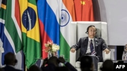 Исполнительный глава Государственной сетевой корпорации Китая Баоан Синь выступает во время бизнес-форума на полях саммита BRICS в Йоханнесбурге. ЮАР, 22 августа 2023 года