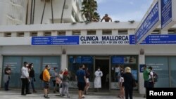 Spania: turiști în fața unui centru de testare Covid din Mallorca, aprilie 2021.