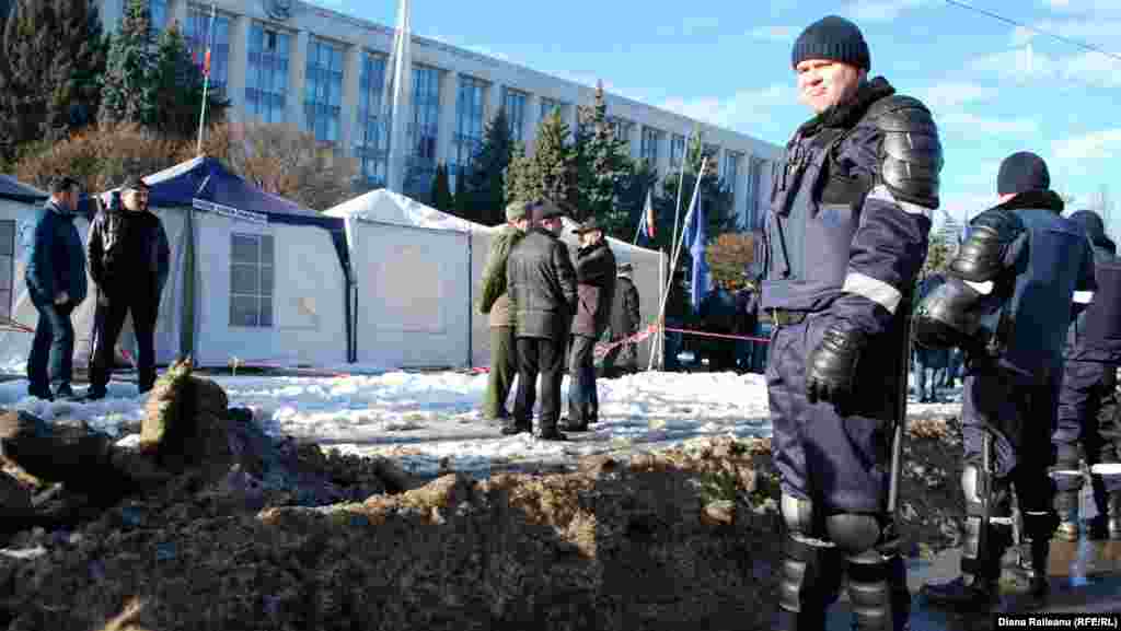 În Piaţa Marii Adunări Naţionale protestează membrii şi susţinătorii Platformei DA.