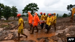 Спасувачи го расчистуваат теренот по поплавите
