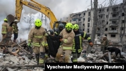 Salvatorii ridică răniții după atacul rusesc asupra Harkovului