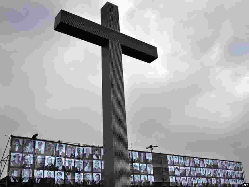 Fotografiile victimelor accidentului aviatic expuse în Piața Pilsudski, la Varșovia