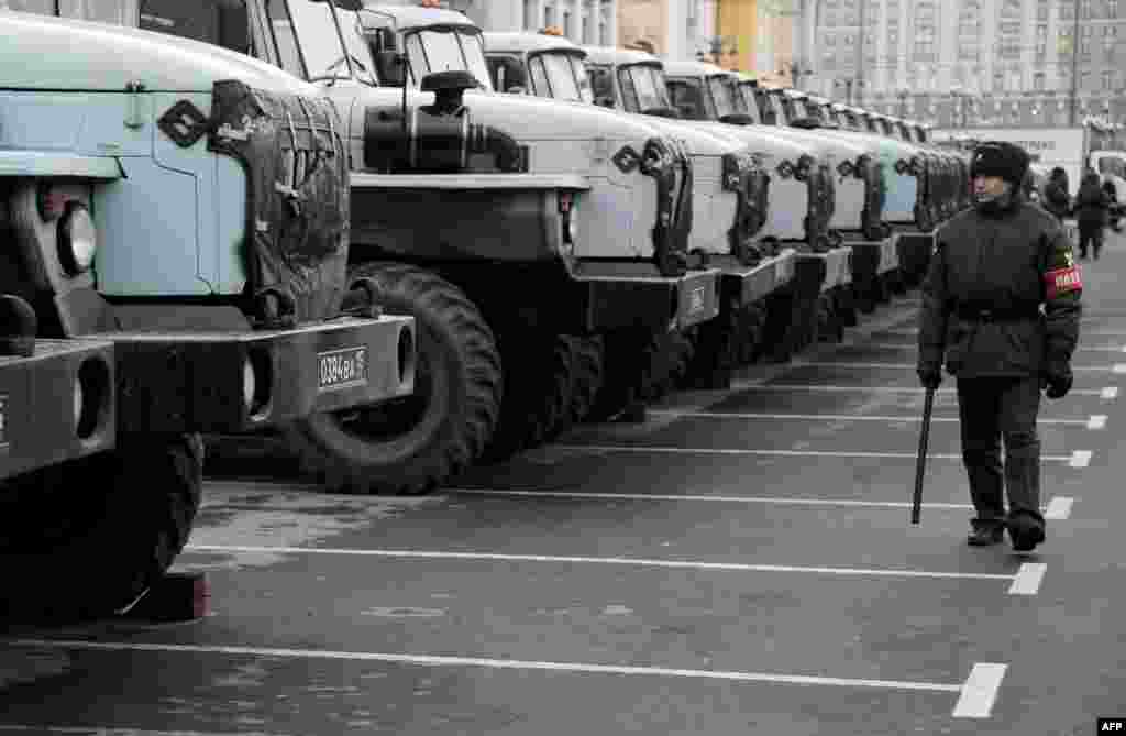 Police assemble in central Moscow in preparation for the antigovernment rally.