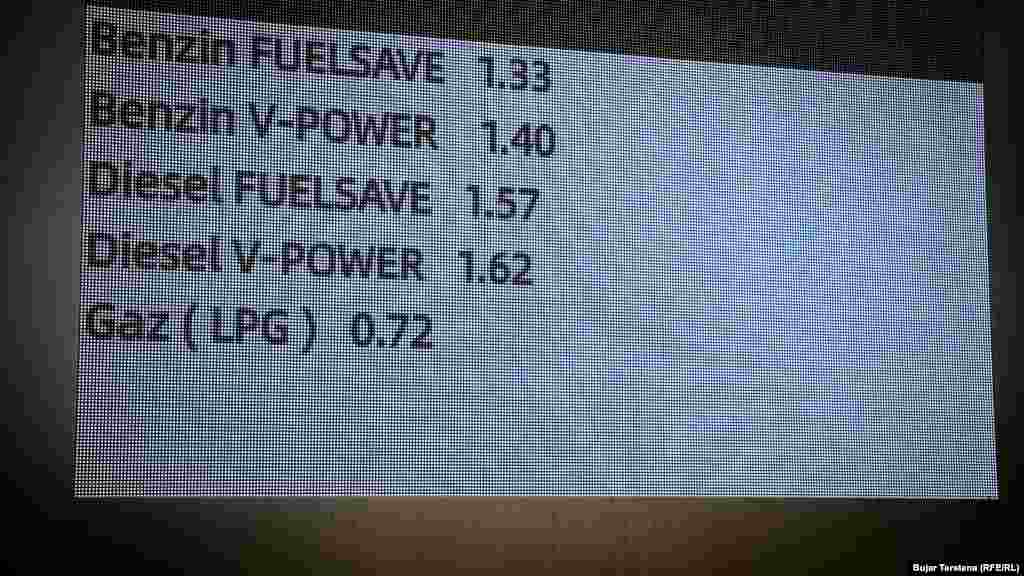 Pas nisjes së sulmeve ndaj Iranit, presidenti amerikan, Donald Trump, e ka pranuar se do të ketë rritje të çmimeve të naftës, por ka vlerësuar se ky është “çmim i vogël” që duhet paguar në mënyrë që të eliminohet kërcënimi bërthamor i Republikës Islamike.Pavarësisht se çmimi për LPG në këtë pompë të Shell-it nuk ka ndryshuar që nga 3 marsi, rritje vërehet në llojet e ndryshme të karburanteve.Shembull, karburanti Diesel fuelsave më 9 mars ishte 1.50 euro për litër.