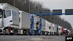 Шофьор на тир пресича пътя към граничния пункт Батровци-Баяково между Сърбия и Хърватия на фона на блокада от стотици камиони заради визовата система на Европейския съюз, която ограничава престоя на шофьори от трети страни на своя територия, 26 януари 2026 г.