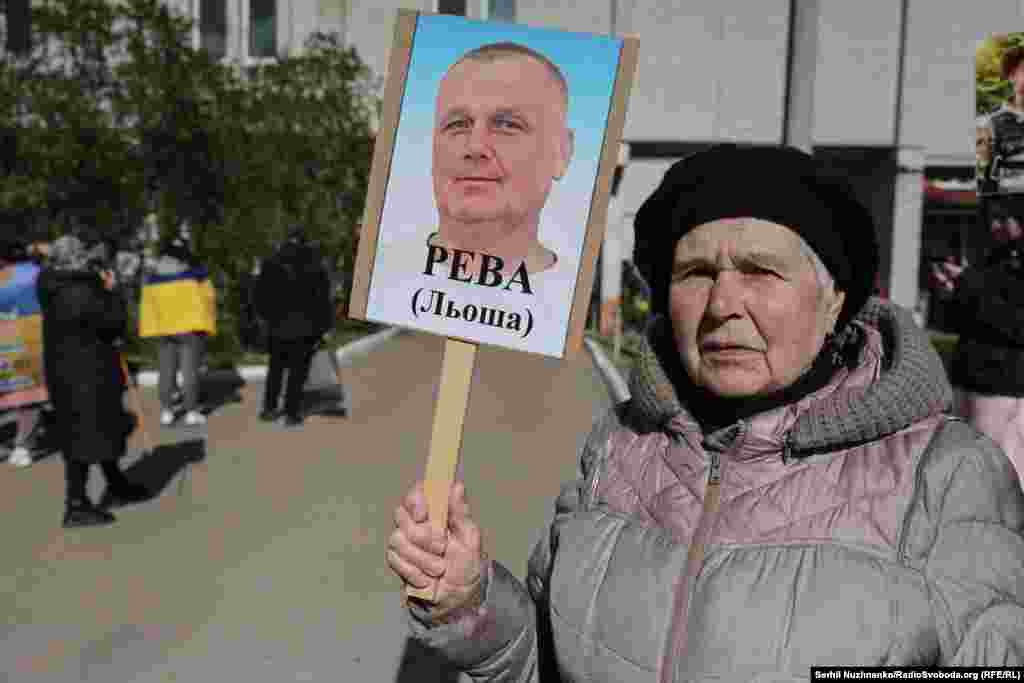 Наталія тримає фото сина.«Надія, надія на те, що він живий. Я не вірю, що... щось сталося. Я вірю, що він живий. Я молю Бога за живого сина. Я вірю, що він десь в полоні. Його бачили, як він лежить біля бліндажа, і більше не бачили», – розповіла мама військового