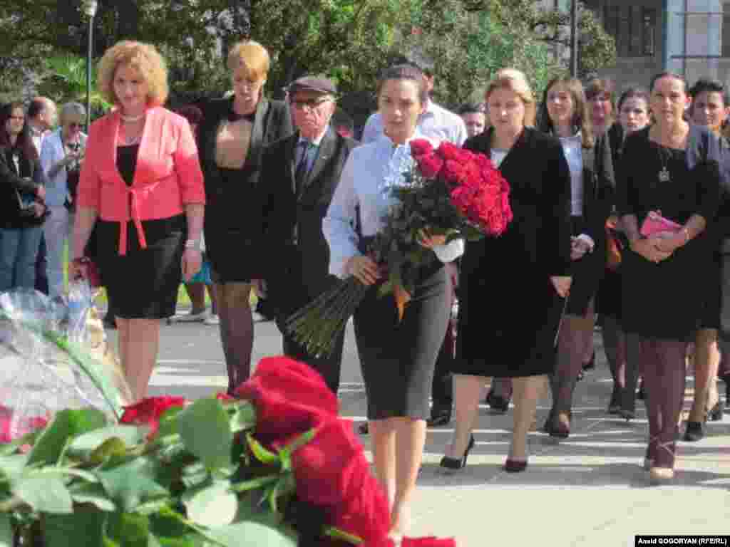 Абхазия. &nbsp;Сухуми. 21-я&nbsp;годовщина&nbsp;Победы в Отечественной войне народа 1992-93 гг. &nbsp;Отдать дань памяти погибшим воинам в Парк Славы ветераны войны, общественные деятели, многочисленные граждане, школьники.&nbsp;30 сентября 2014&nbsp; 