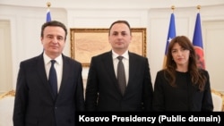 Petrit Ajeti (në mes) pozon me kryeministrin Albin Kurti dhe ushtruesen e detyrës së presidentes, Albulena Haxhiu, pasi iu vazhdua mandati si shef i AKI-së, 14 prill.