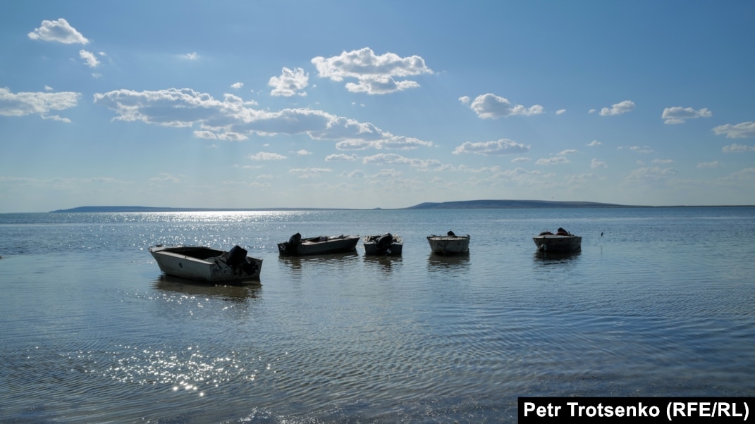 Терең жұлдыру минет бір кеуделі әйел Ұйықтап жатқан әйелдің ерніне сиқырымды жүгірттім