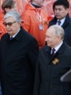 Presidenti rus, Vladimir Putin, ai i Kazakistanit, Qasym-Zhomart Tokaev, dhe ai i Uzbekistanit, Shavkat Mirziyoev, duke marrë pjesë në një paradë ushtarake në Moskë. Fotografi nga arkivi. 