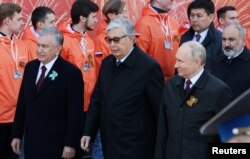 Președintele rus Vladimir Putin, președintele kazah Kassym-Jomart Tokayev și președintele uzbec Shavkat Mirziyoyev participă la o paradă militară de Ziua Victoriei, care marchează cea de-a 78-a aniversare a victoriei asupra Germaniei naziste în al Doilea Război Mondial, în Piața Roșie din centrul Moscovei, Rusia, 9 mai , 2023.