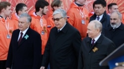 Президенты (слева направо) Шавкат Мирзиёев (Узбекистан), Касым-Жомарт Токаев (Казахстан) и Владимир Путин (Россия) на военном параде в Москве 