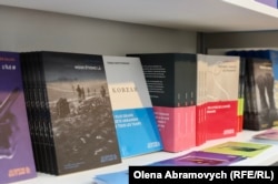 Книги на полиці стенду видання Bleu et Jaune, серед яких «Кобзар» Тараса Шевченка