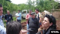 Foto nga arkivi (Gazetarja e Radios Evropa e Lirë duke intervistuar familje serbe të kthyera në Kosovë, në korrik të 2009-s)