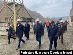 Fostul ministru al Mediului, Tánczos Barna (al doilea din stânga, cu cască albă) la inaugurarea barajului de la Mihăileni, în aprilie 2022.