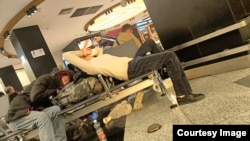 Муҳоҷирон дар курсиҳои фурудгоҳ. Акс аз минтақаи транзитии фурудгоҳи "Шереметево"-и Маскав. 23 октябри соли 2024