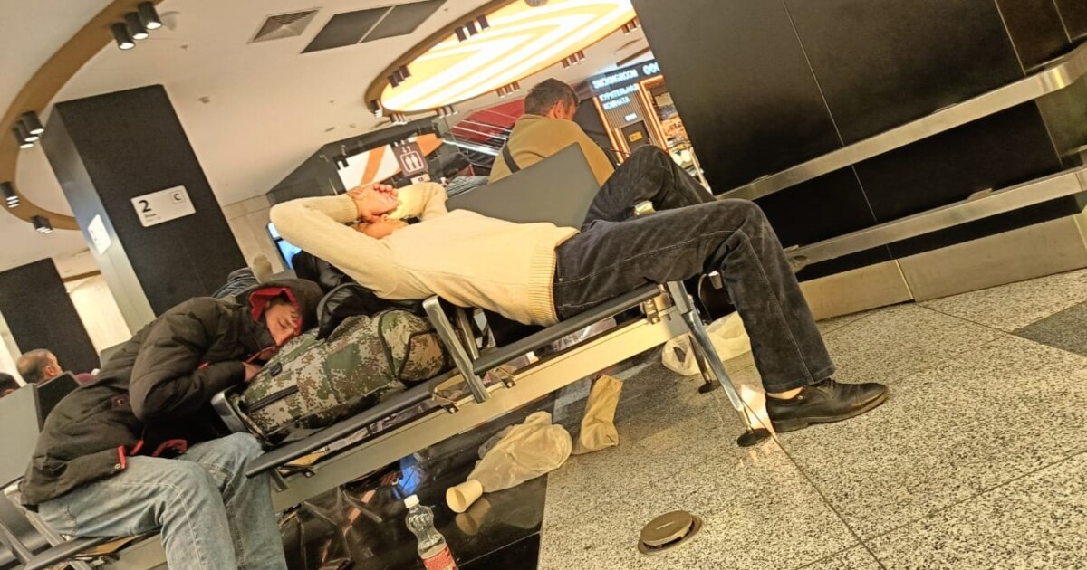 Qaynona uxlab yotibdi, kuyov uni porno bilan bezovta qilmoqda.