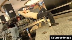 Депорациясын күткөн мигранттар. Шереметьево аэропорту, Москва. 23-октябрь, 2024-жыл. Иллюстрациялык сүрөт.