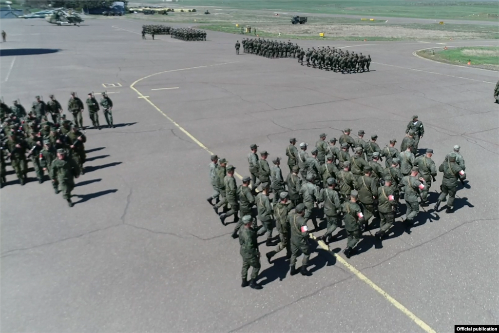 Trupe rusești de menținere a păcii în timpul unor repetiții înaintea sărbătoririi Zilei Victoriei, pe aeroportul din Stepanakert, Nagorno-Karabakh,19 aprilie 2021. &nbsp;