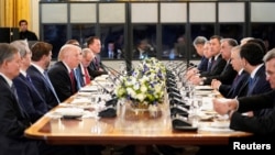 Саммитке президенттер Дональд Трамп, Садыр Жапаров, Касым-Жомарт Токаев, Эмомали Рахмон, Сердар Бердымухамедов жана Шавкат Мирзиёев катышты.