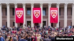 Иллюстратив сурат: Ҳарвард талабалари битирув маросимида.