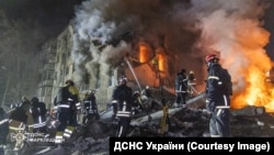 Рятувальники шукають людей під завалами знищеного російським ударом житлового будинку. Харків, Україна. 7 березня 2026 року