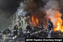 Рятувальники шукають людей під завалами знищеного російським ударом житлового будинку. Харків, Україна. 7 березня 2026 року