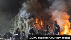 Выратавальнікі шукаюць людзей пад заваламі зьнішчанага расейскамі войскіам дому ў Харкаве, 7 сакавіка 2026 году