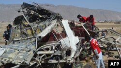 Mbetjet e automobilit të policisë pas shpërthimit të bombës në qytetin Quetta