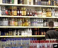 Consumul de alcool și consumul excesiv de alcool sunt ambele mai ridicate în rândul tinerilor români, comparativ cu media regiunii europene.
