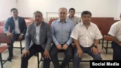 Дуйшонкул Чотонов, Омурбек Текебаев и депутат Алмамбет Шыкмаматов в зале суда. 29 августа 2019 года. 