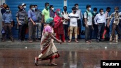 Čekanje na autobus u Kolkati, avgust 2020. 