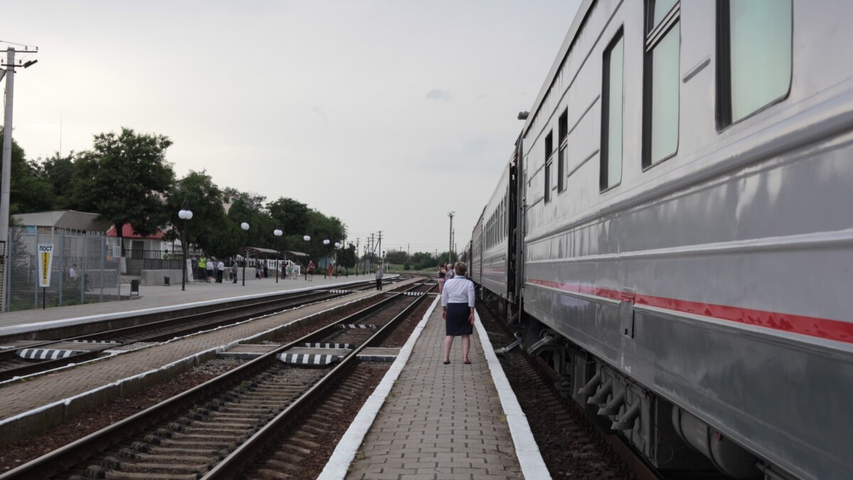 Поезд тамбов адлер. Ходят ли поезда по крымскому мосту. По нему ходит поезд. Ржд тамбов. Электропоезд ржд.