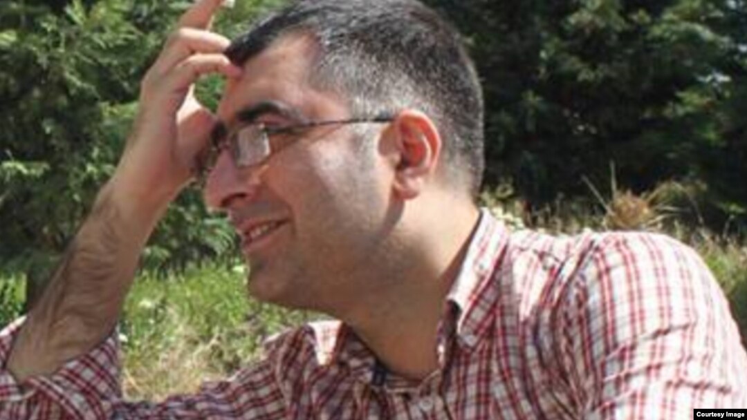 Onun təşkilatı Azərbaycan preizdent seçkilərində pozuntular olduğunu bəyan etdi. "Azərbaycan demokratik ölkədir" deyən rəsmilər onu vergi saxtakarlığında ittiham etdilər. 