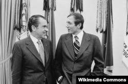 Ричард Никсон и Евгений Евтушенко. Овальный кабинет Белого дома. 3 февраля 1972 года. Фото Оливера Ф. Аткинса.
