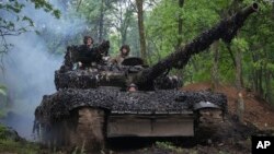 Украинские танкисты под Бахмутом в мае 2023 года