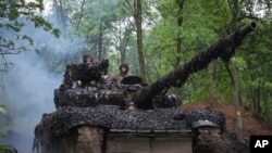 Ukrán katonák Bahmutnál 2023. május 23-án