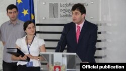 Отказ депутатов от "Единого национального движения" являться на допрос стал массовым явлением